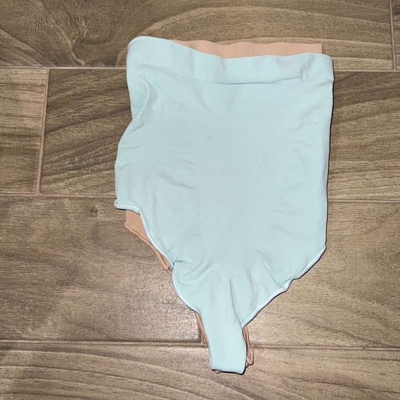 SKIMS SCULPTING THONG - Picture 2 of 10